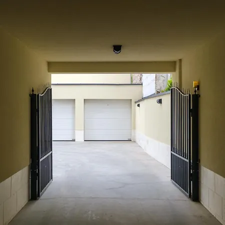 Bright & Spacious With Free Parking Appartamento
