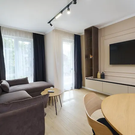 Bright & Spacious With Free Parking Apartament