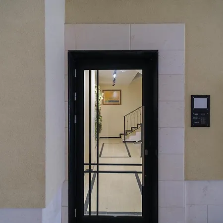 Bright & Spacious With Free Parking Apartament *