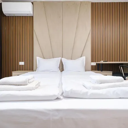 Bright & Spacious With Free Parking Apartament