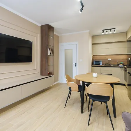 Bright & Spacious With Free Parking Apartament