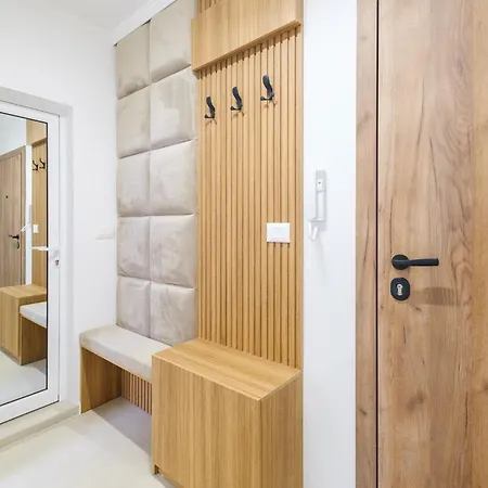Bright & Spacious With Free Parking 아파트 *