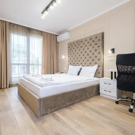 Bright & Spacious With Free Parking 플로브디프