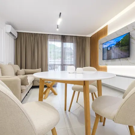 Bright & Spacious With Free Parking Apartament *
