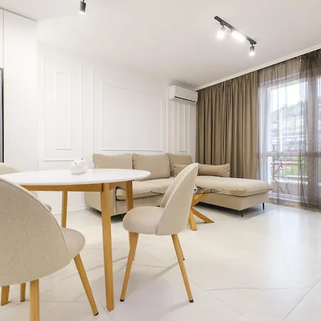 Bright & Spacious With Free Parking Apartament