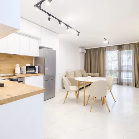 Bright & Spacious With Free Parking