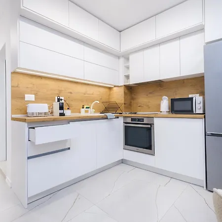 Bright & Spacious With Free Parking * بلوفديف