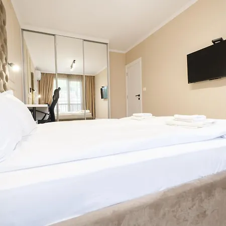 Bright & Spacious With Free Parking Apartament *
