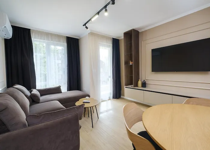 Bright & Spacious With Free Parking Daire