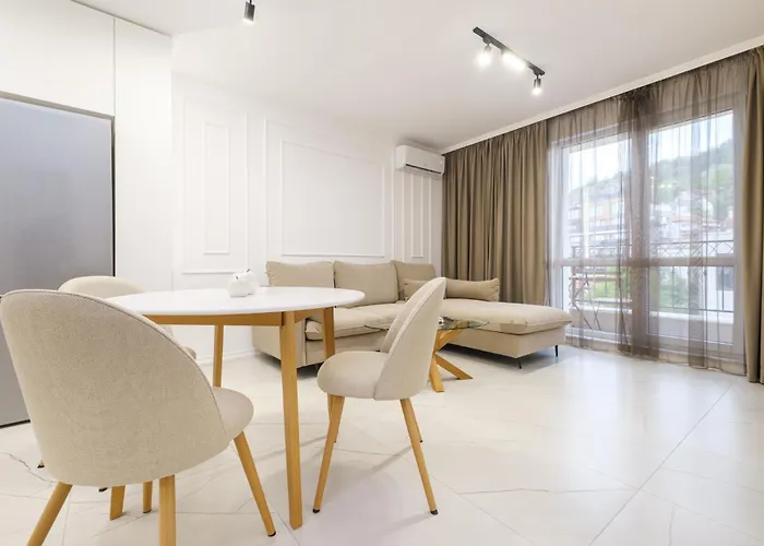 Bright & Spacious With Free Parking Daire